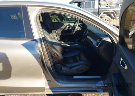 2019 Volvo S60 T5 Momentum z USA, uszkodzony, nr VIN 7JR102FK3KG006444